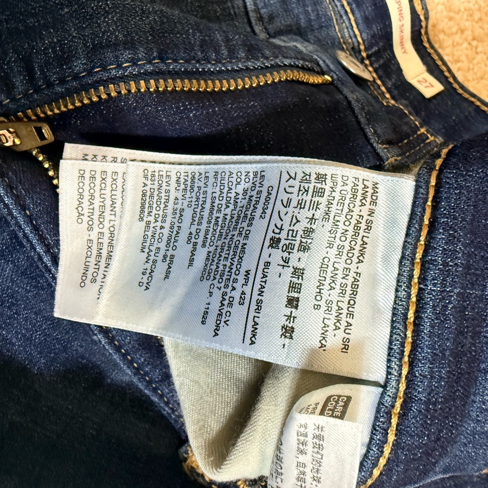 Levi's Women's Deep Blue Skinny Jeans size 27 like new - Picture 6 of 9